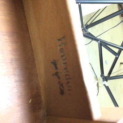 1376 Henredon Round Galley Edge Single Drawer Table