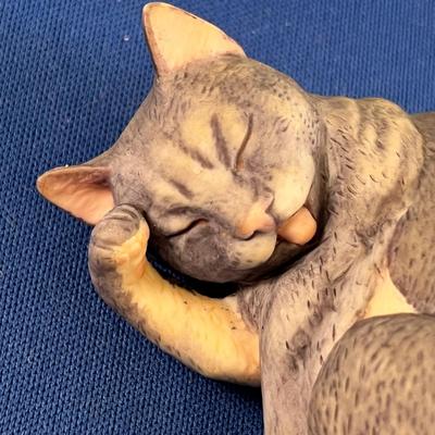 CERAMIC CAT CLEANING SELF FIGURAL