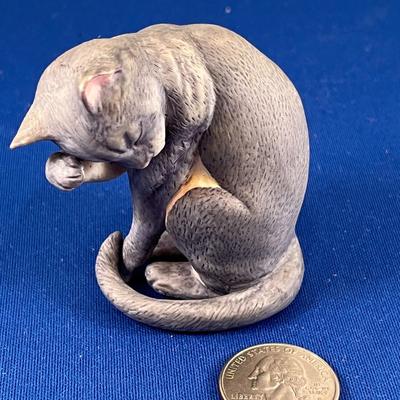 CERAMIC CAT CLEANING SELF FIGURAL