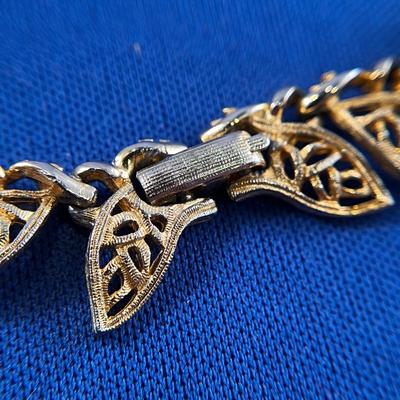 VINTAGE GOLD-TONE LEAF NECKLACE