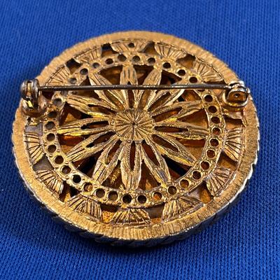 RAISED BUST FAUX COIN PIN