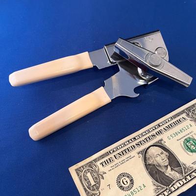 â€œSWING AWAYâ€ HAND CRANK CAN OPENER