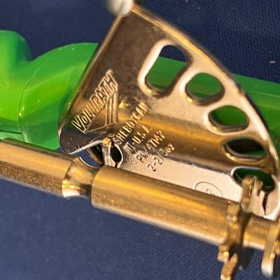 GREEN HANDLE ICE CREAM SCOOP