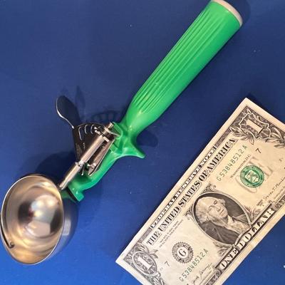 GREEN HANDLE ICE CREAM SCOOP