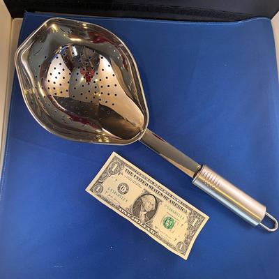 LARGE SCOOP STAINLESS COLANDER