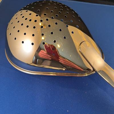 LARGE SCOOP STAINLESS COLANDER