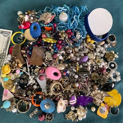 JUNQUE JEWELRY ASSORTMENT