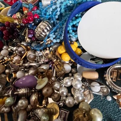 JUNQUE JEWELRY ASSORTMENT