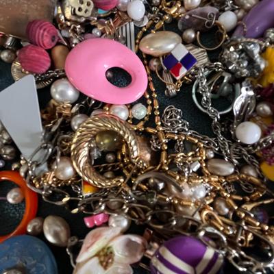 JUNQUE JEWELRY ASSORTMENT