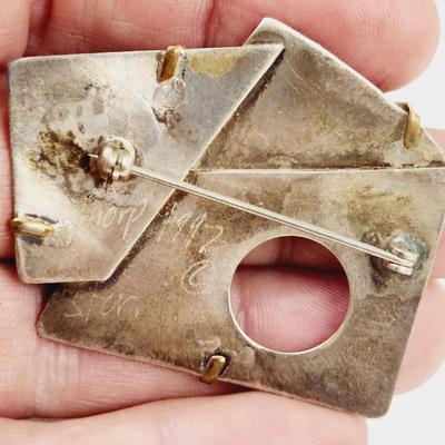 ARTIST SIGNED ART DECORATIVE STERLING BROOCH