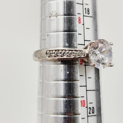 BEAUTIFUL .925 SILVER CZ RING SIZE 9