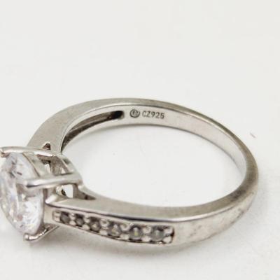 BEAUTIFUL .925 SILVER CZ RING SIZE 9