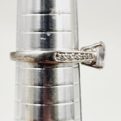 BEAUTIFUL .925 SILVER CZ RING SIZE 9