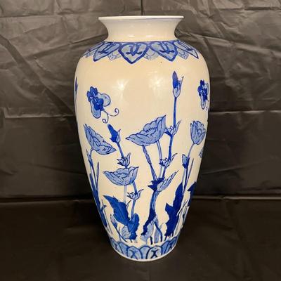 Stamped Chinese Vintage Blue and White Floral Gazed Vase