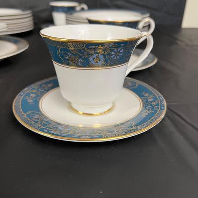 Large Lot of Royal Doulton Carlyle China Dish Set