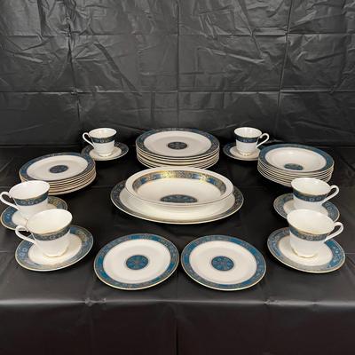 Large Lot of Royal Doulton Carlyle China Dish Set