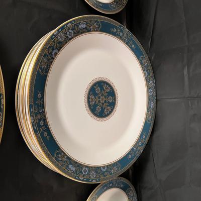 Large Lot of Royal Doulton Carlyle China Dish Set
