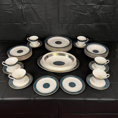 Large Lot of Royal Doulton Carlyle China Dish Set