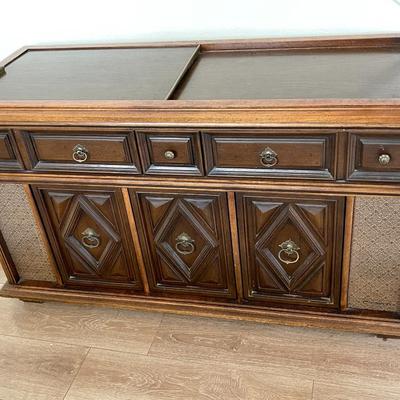 LOT 129  VINTAGE STEREO CONSOLE AM/FM RADIO & TURNTABLE AS IS
