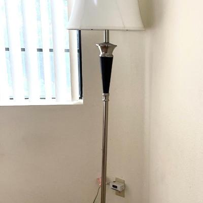LOT 130  CONTEMPORARY METAL POLE FLOOR LAMP SILVER & BLACK