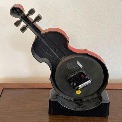LOT 132  PLASTIC CASE BASS FIGURAL QUARTZ CLOCK