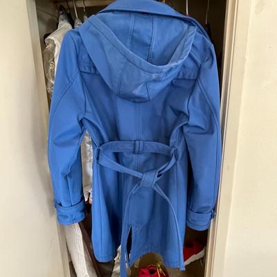 LOT 134  LADIES BLUE WATER PROOF WINDPROOF HOODED TRENCH COAT SIZE XL