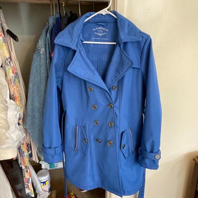 LOT 134  LADIES BLUE WATER PROOF WINDPROOF HOODED TRENCH COAT SIZE XL