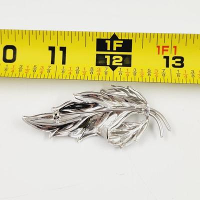 UNSIGNED VINTAGE SILVERTONED LEAF BROOCH