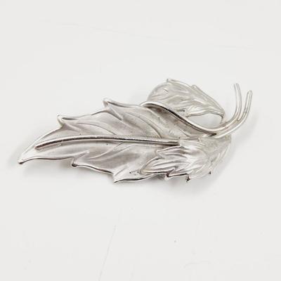 UNSIGNED VINTAGE SILVERTONED LEAF BROOCH