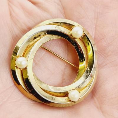 VINTAGE GOLD TONED & FAUX PEARK CIRCLE BROOCH