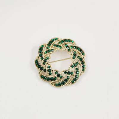BEAUTIFUL VINTAGE LISNER FAUX EMERALD WREATH STYLE BROOCH