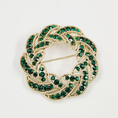 BEAUTIFUL VINTAGE LISNER FAUX EMERALD WREATH STYLE BROOCH