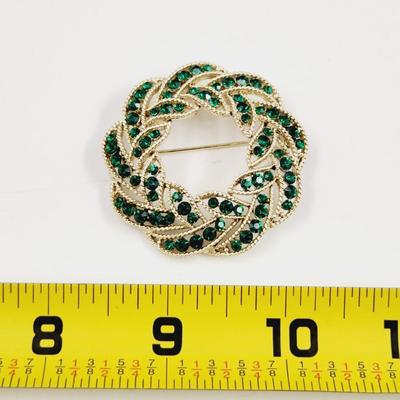 BEAUTIFUL VINTAGE LISNER FAUX EMERALD WREATH STYLE BROOCH