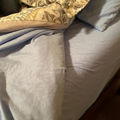 Queen-size all wood sleigh bed