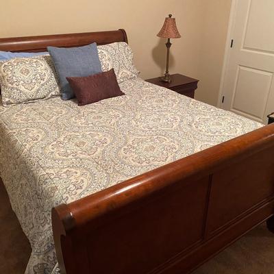 Queen-size all wood sleigh bed