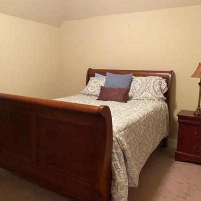 Queen-size all wood sleigh bed