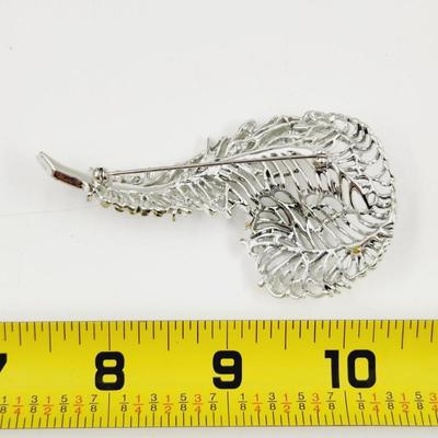 VINTAGE SARAH COVENTRY SILVER TONED FEATHER BROOCH