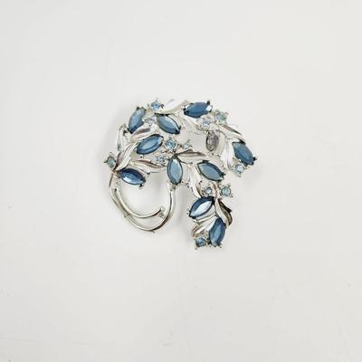 VINTAGE STUNNING SARAH COVENTRY BLUE RHINESTONE FLORAL DESIGNED BROOCH