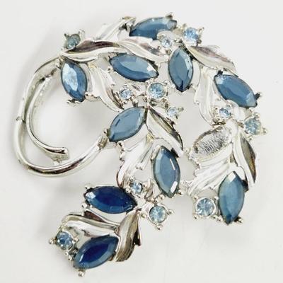 VINTAGE STUNNING SARAH COVENTRY BLUE RHINESTONE FLORAL DESIGNED BROOCH