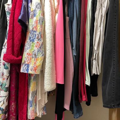 LOT 148  LADIES CLOSET DRESSES ROBES COATS TOPS BOTTOMS SIZE M