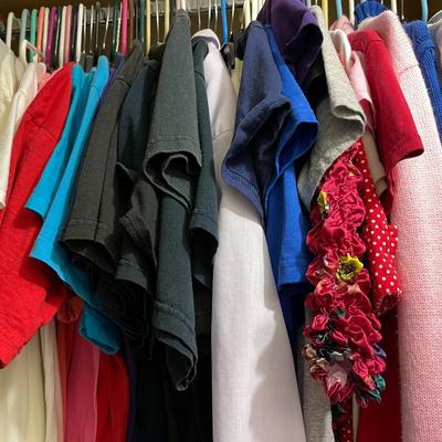 LOT 148  LADIES CLOSET DRESSES ROBES COATS TOPS BOTTOMS SIZE M