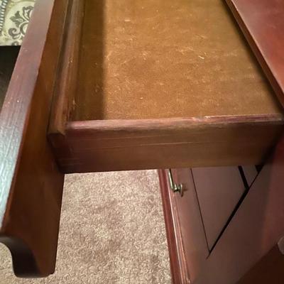 Wooden 3-drawer nightstand
