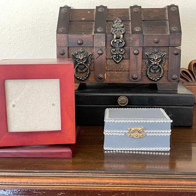 LOT 151  GROUP OF JEWELRY BOXES & FRAME TREASURE CHEST