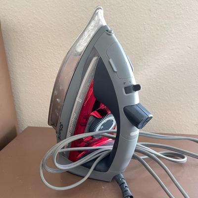 LOT 158  SHARK STEAM IRON RED TRIM