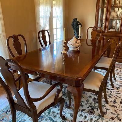 Lovely all wood vintage Queen Anne style dining table with two leaves and six chairs