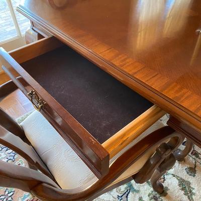 Lovely all wood vintage Queen Anne style dining table with two leaves and six chairs