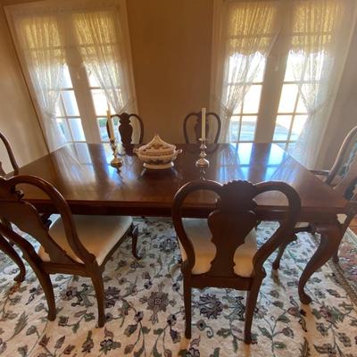 Lovely all wood vintage Queen Anne style dining table with two leaves and six chairs