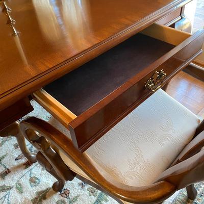 Lovely all wood vintage Queen Anne style dining table with two leaves and six chairs
