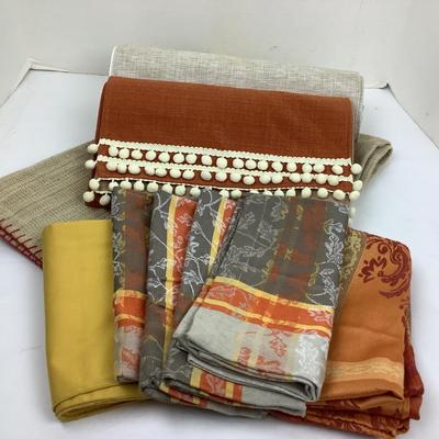 1437 Harvest Table Linen Lot