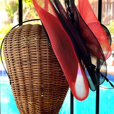 LOT 165  LADIES FASCINATOR HAT BLACK & RED